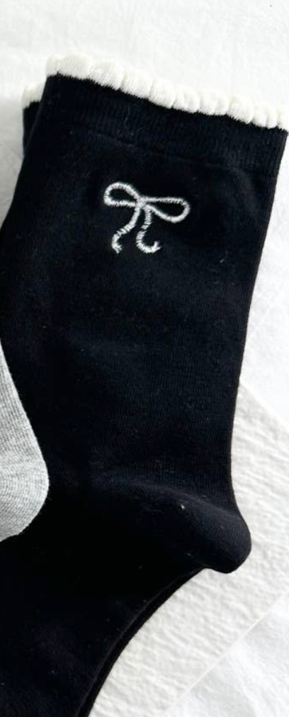 Scalloped Bow Embroidered Socks